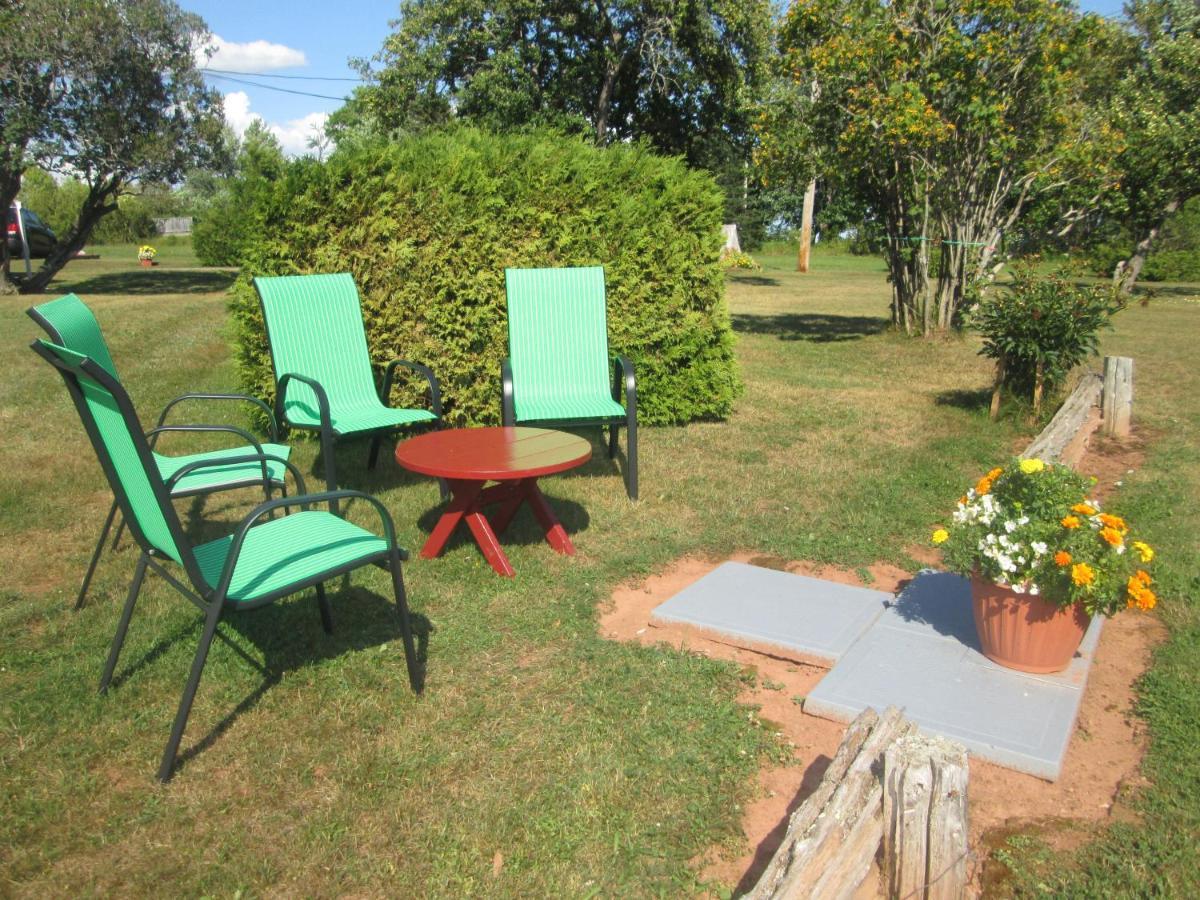 Gite Les Acres Tranquilles B&B Port-Daniel Exteriör bild