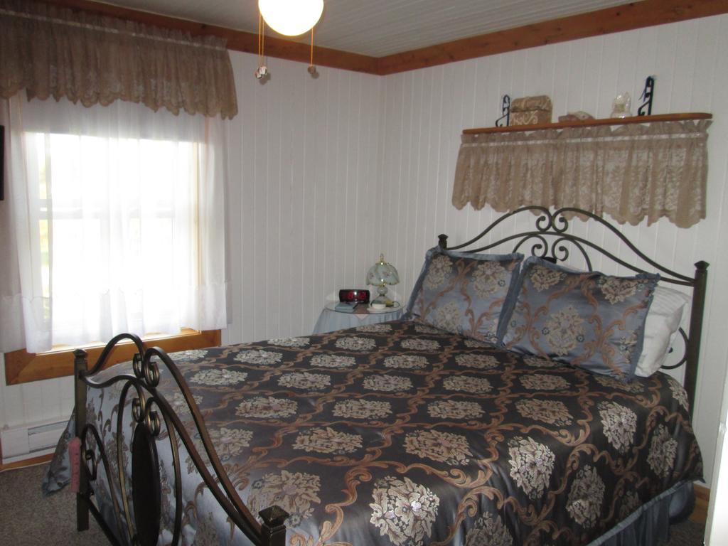 Gite Les Acres Tranquilles B&B Port-Daniel Exteriör bild